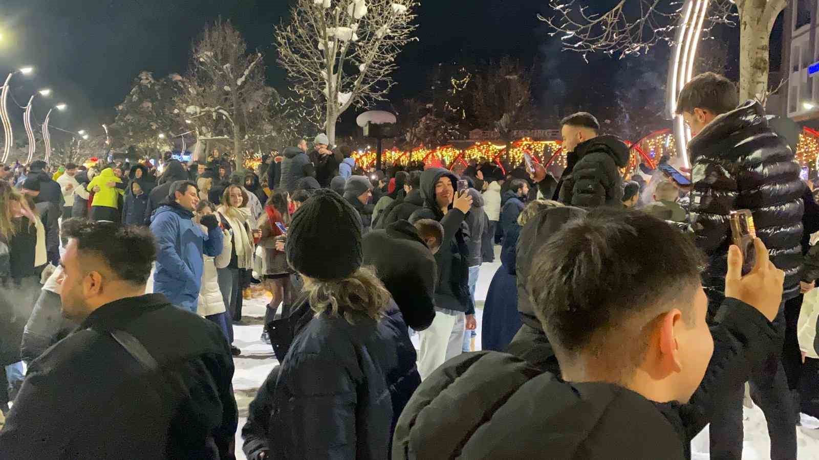 Bolu’da yeni yıl coşkusu: Kimisi oyun havasıyla, kimisi evlilik teklifiyle 2026’ya girdi
