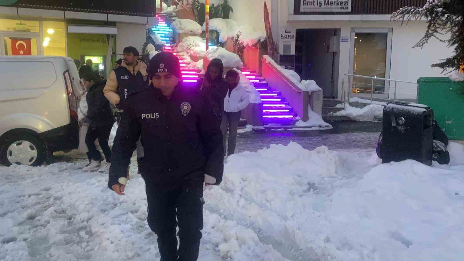 Bolu’da yılbaşı gecesi öncesi sıkı denetim: Tek tek kimlik kontrolü yapıldı
