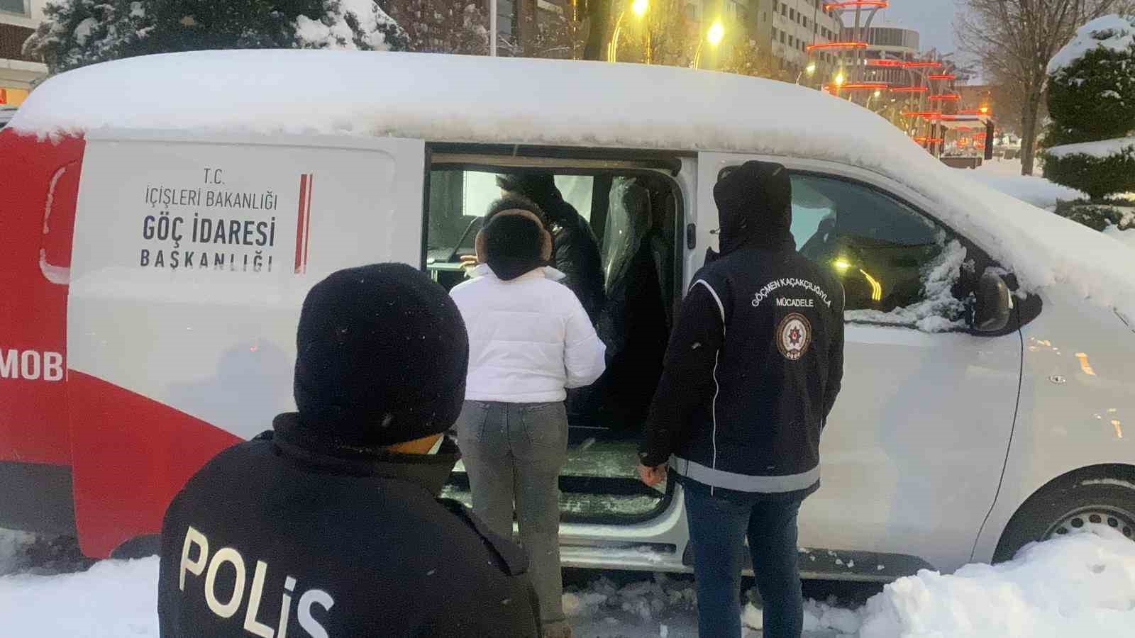 Bolu’da yılbaşı gecesi öncesi sıkı denetim: Tek tek kimlik kontrolü yapıldı
