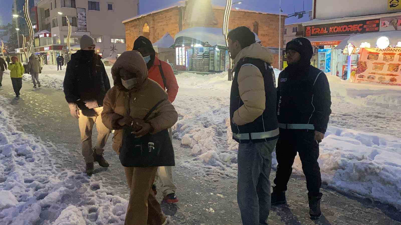 Bolu’da yılbaşı gecesi öncesi sıkı denetim: Tek tek kimlik kontrolü yapıldı
