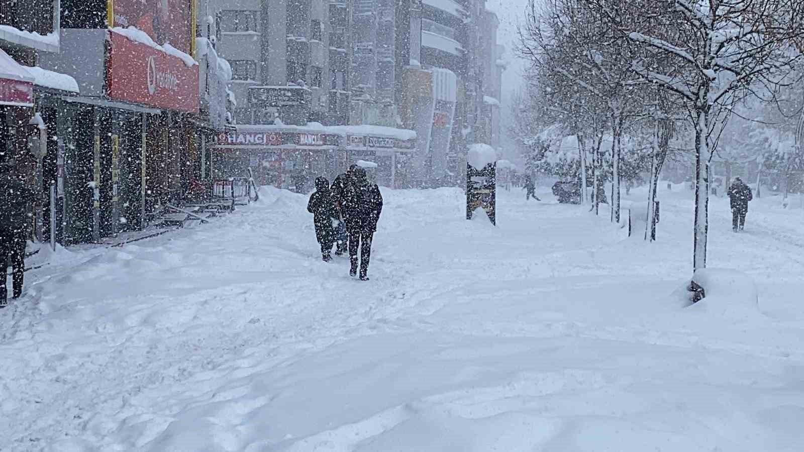 Bolu’da yoğun kar yağışı: Göz gözü görmüyor
