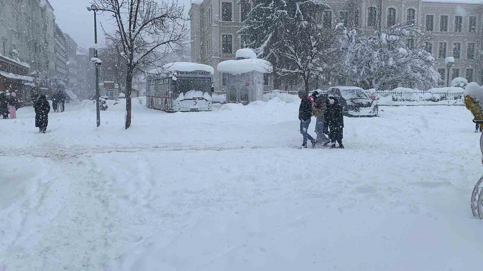 Bolu’da yoğun kar yağışı: Göz gözü görmüyor
