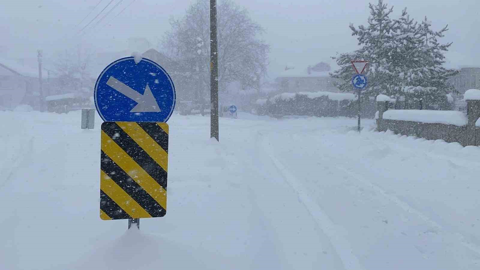 Bolu’da yoğun kar yağışı: Göz gözü görmüyor

