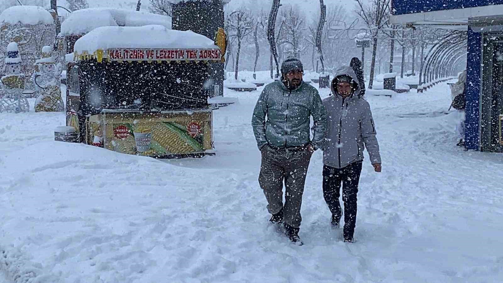 Bolu’da yoğun kar yağışı: Göz gözü görmüyor
