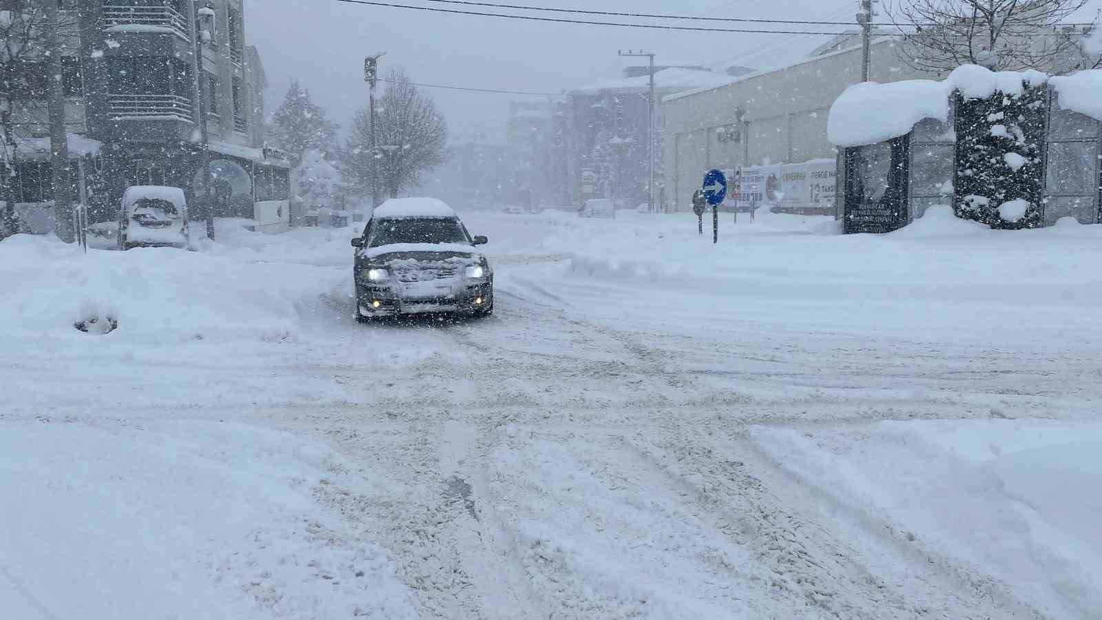 Bolu’da yoğun kar yağışı: Göz gözü görmüyor
