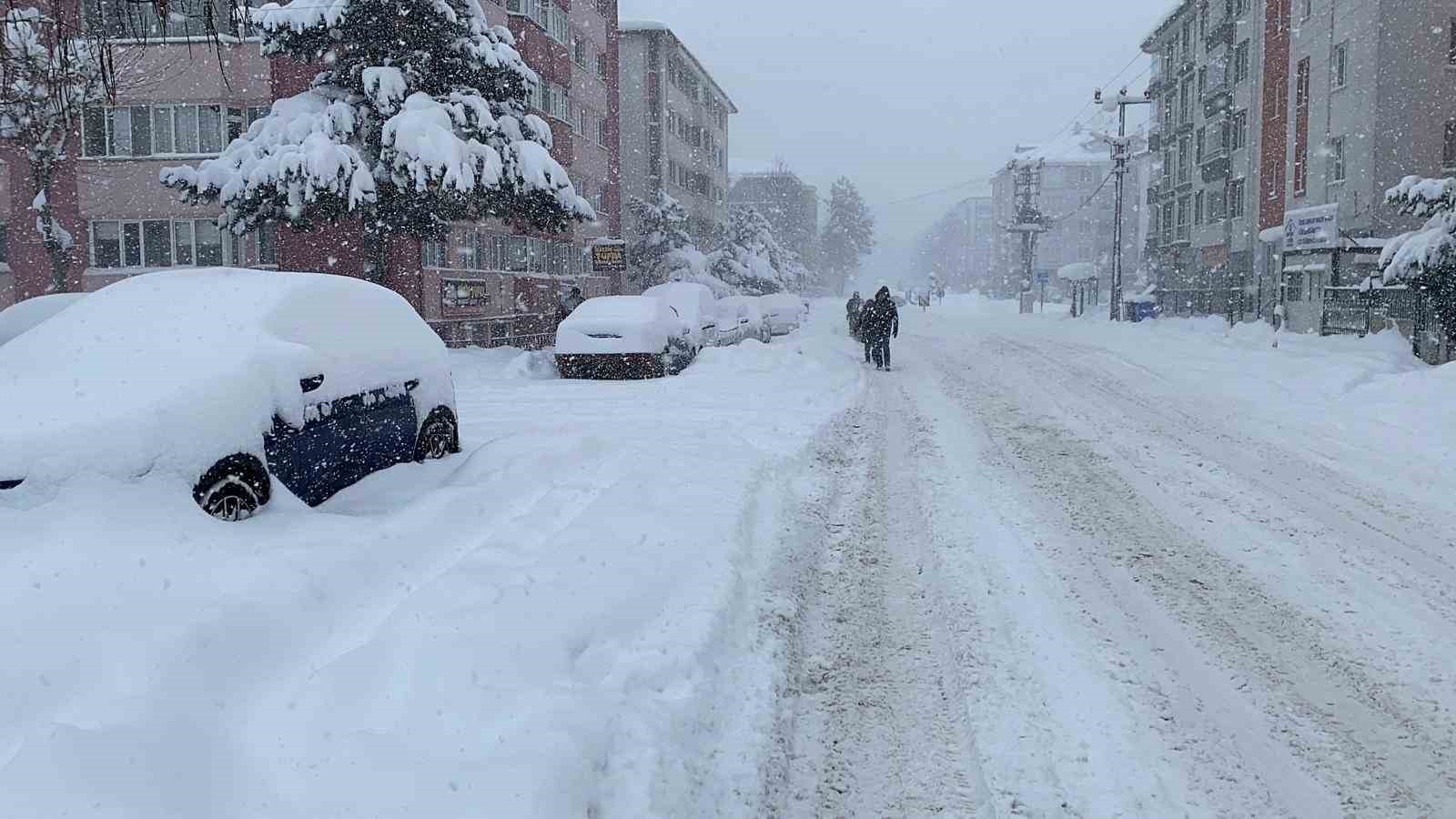 Bolu’da yoğun kar yağışı: Göz gözü görmüyor
