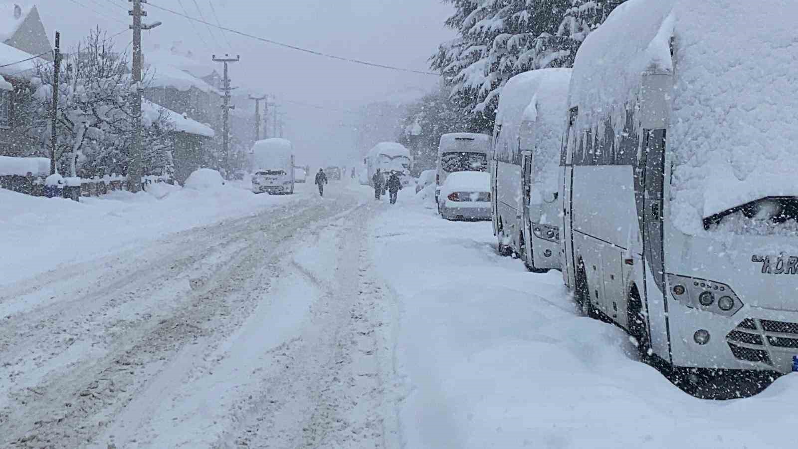 Bolu’da yoğun kar yağışı: Göz gözü görmüyor
