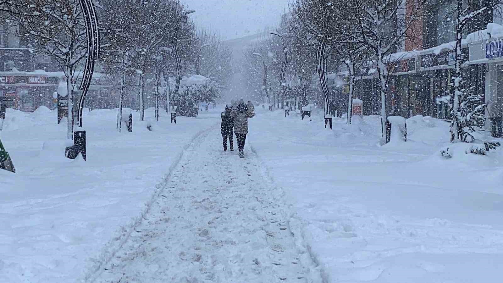 Bolu’da yoğun kar yağışı: Göz gözü görmüyor
