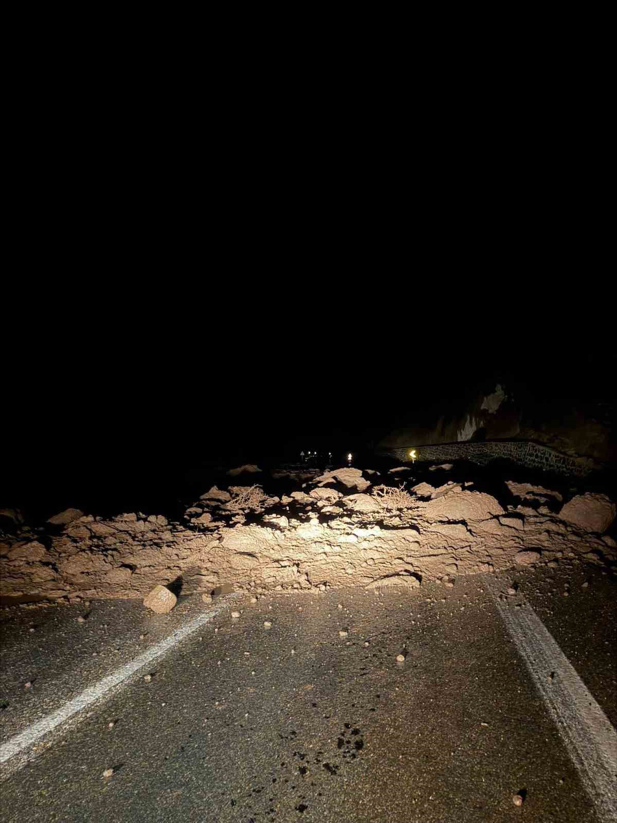 Bolu’da yol heyelan nedeniyle ulaşıma kapandı

