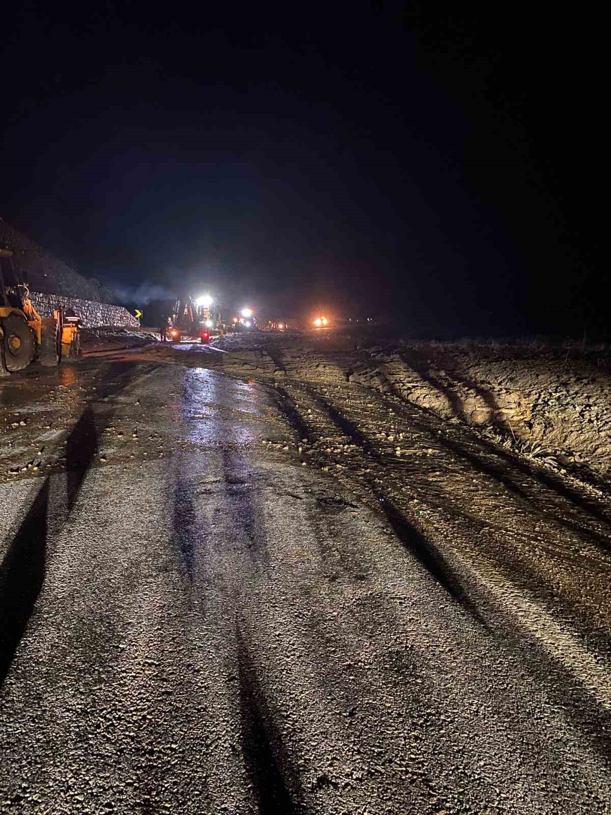 Bolu’da yol heyelan nedeniyle ulaşıma kapandı
