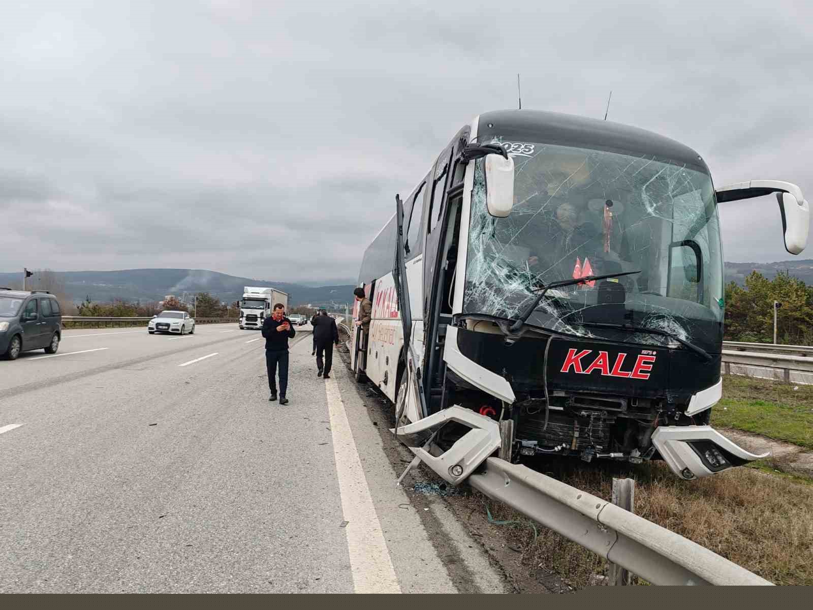 Bolu’da yolcu otobüsü ile çarpışan tır refüje savruldu
