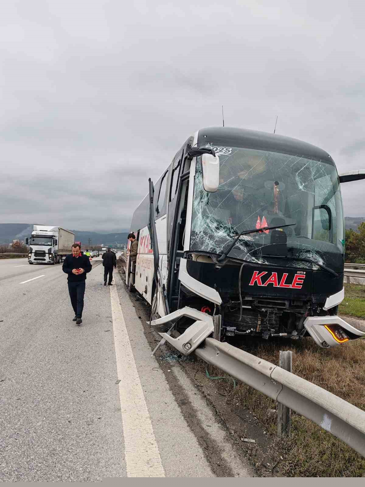 Bolu’da yolcu otobüsü ile çarpışan tır refüje savruldu
