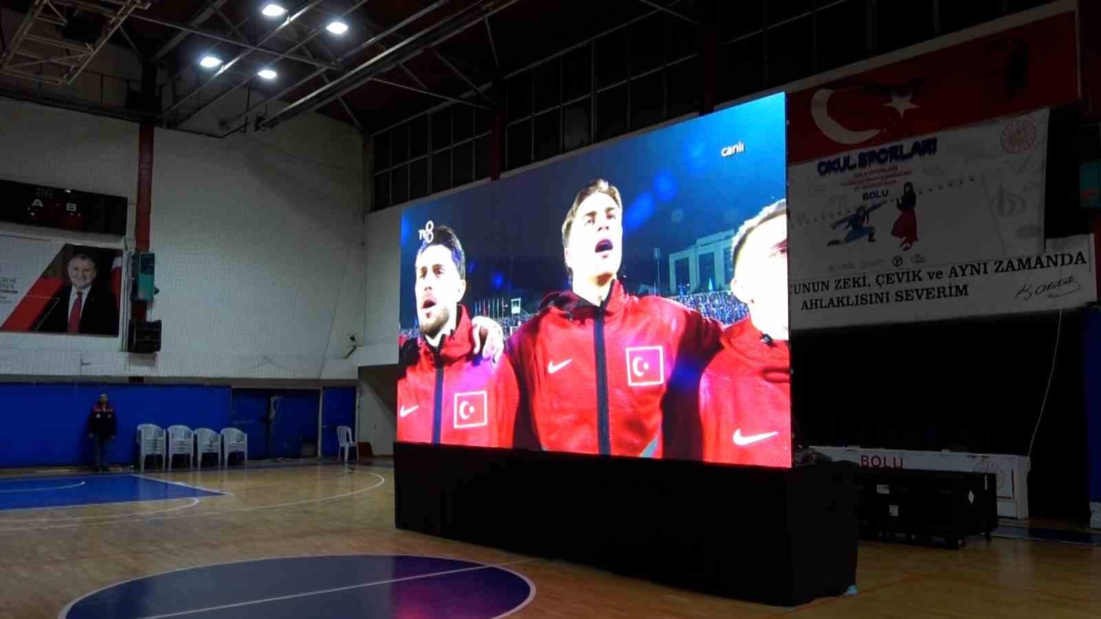 Bolu’da yüzlerce kişi milli maç için tek yürek oldu
