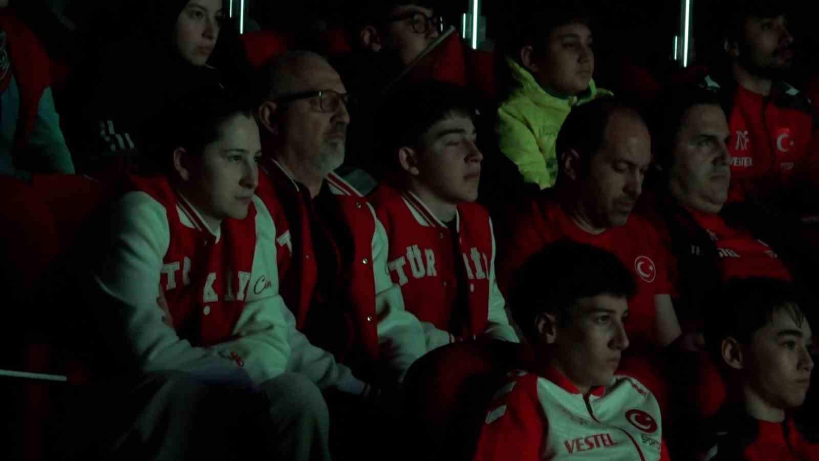 Bolu’da yüzlerce kişi milli maç için tek yürek oldu
