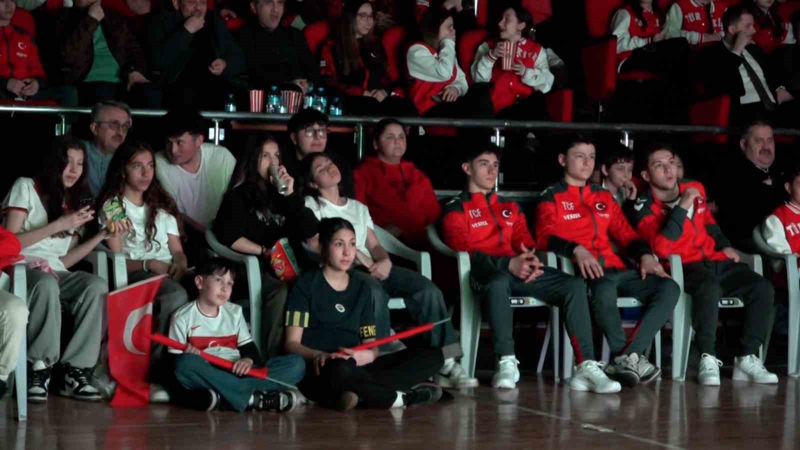 Bolu’da yüzlerce kişi milli maç için tek yürek oldu
