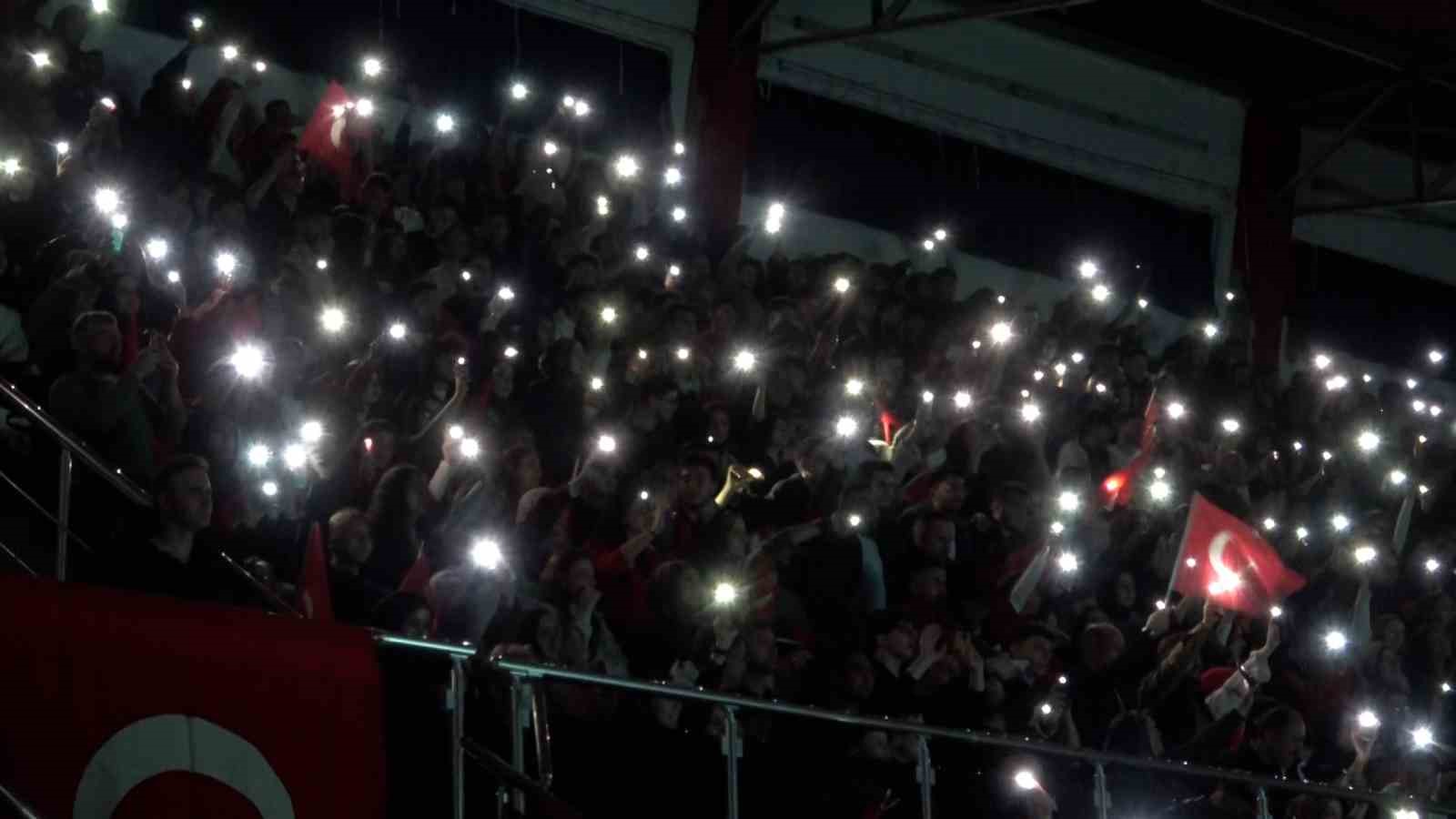 Bolu’da yüzlerce kişi milli maç için tek yürek oldu

