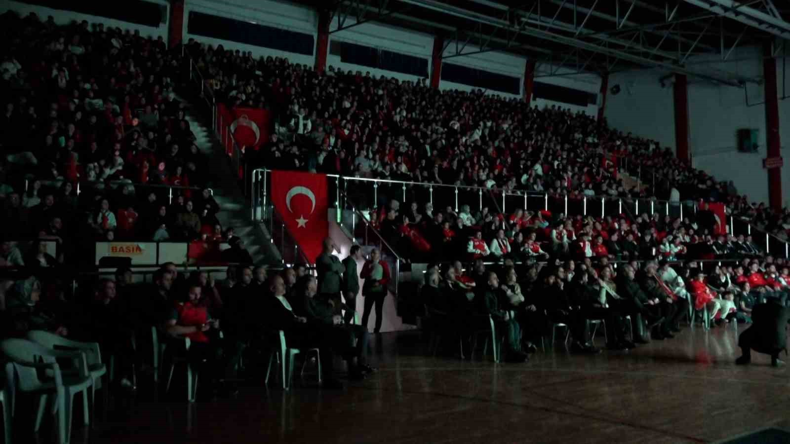 Bolu’da yüzlerce kişi milli maç için tek yürek oldu
