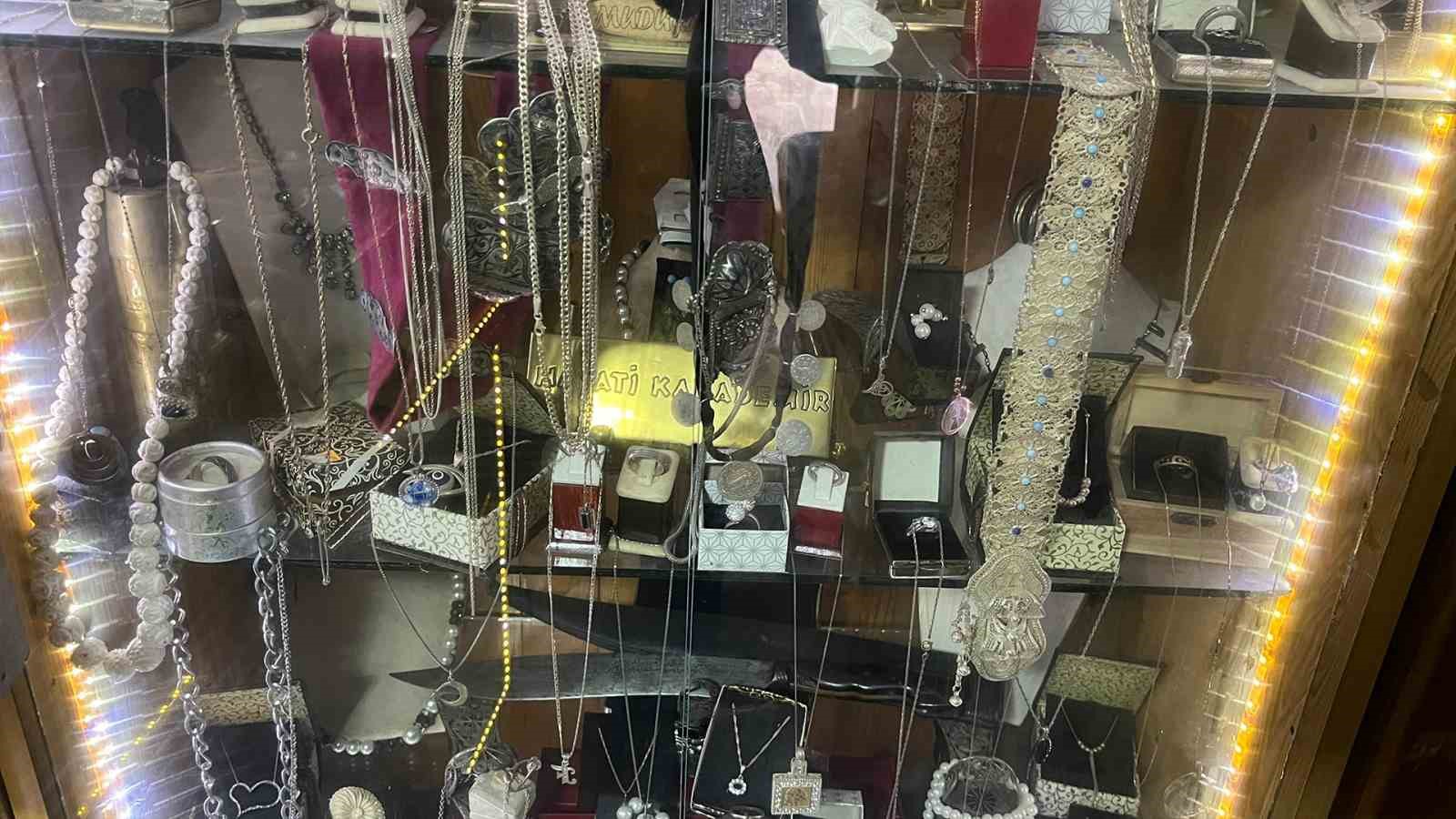 Bolulu altın ustası, 69 yıldır 20 metrekarede altına hayat veriyor
