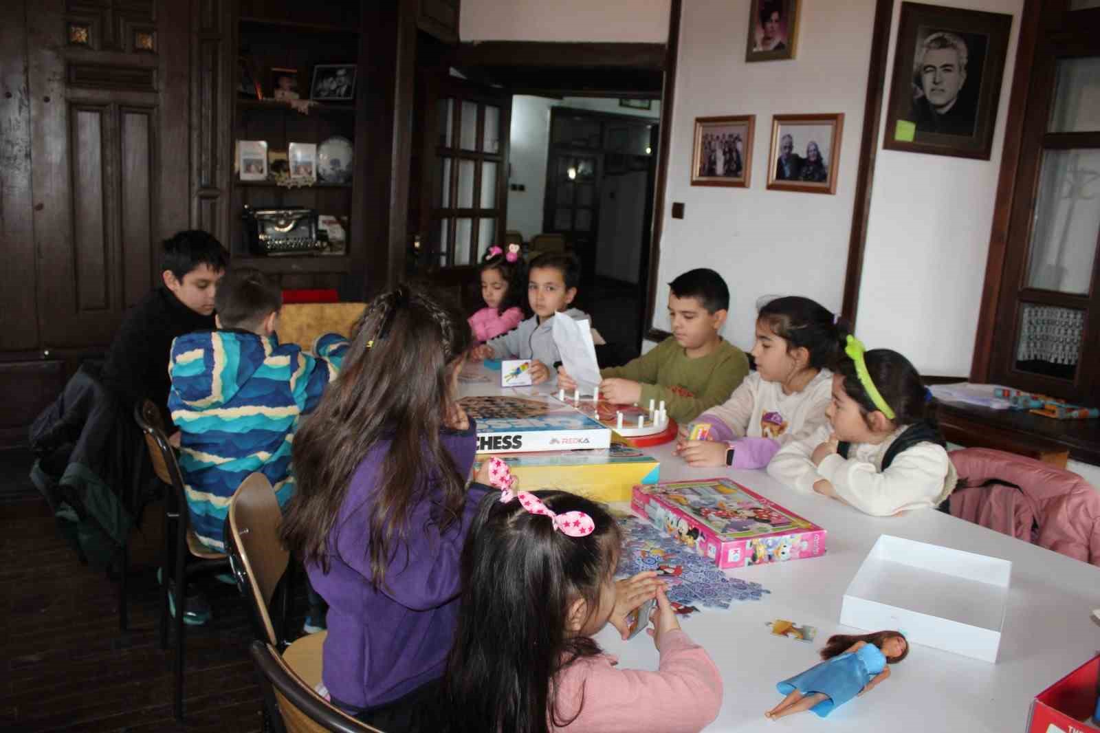 Bor İlçe Halk Kütüphanesi’nden annelere eğitim, çocuklara eğlence
