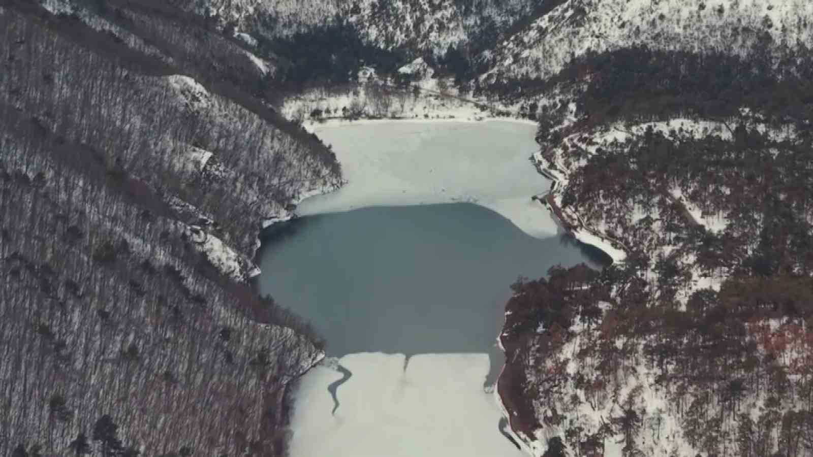 Boraboy Gölü’nün yüzeyi buz tuttu
