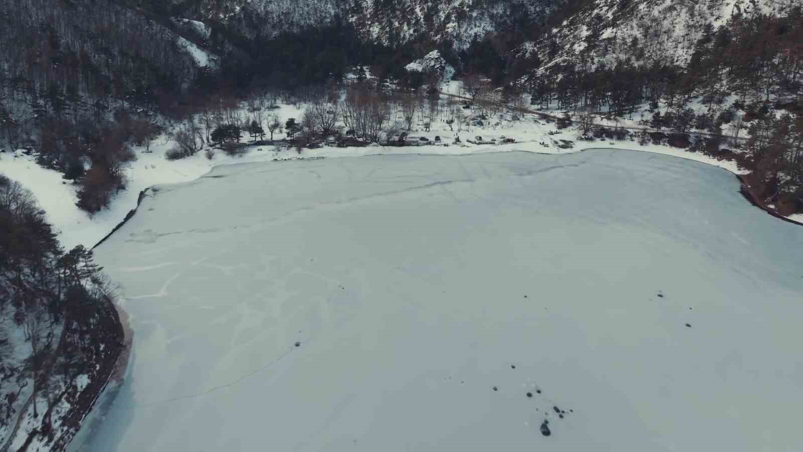 Boraboy Gölü’nün yüzeyi buz tuttu
