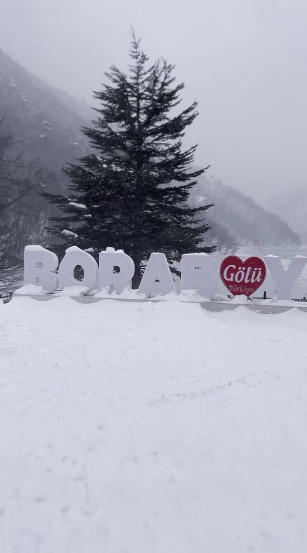 Boraboy Gölü’nün yüzeyi buz tuttu
