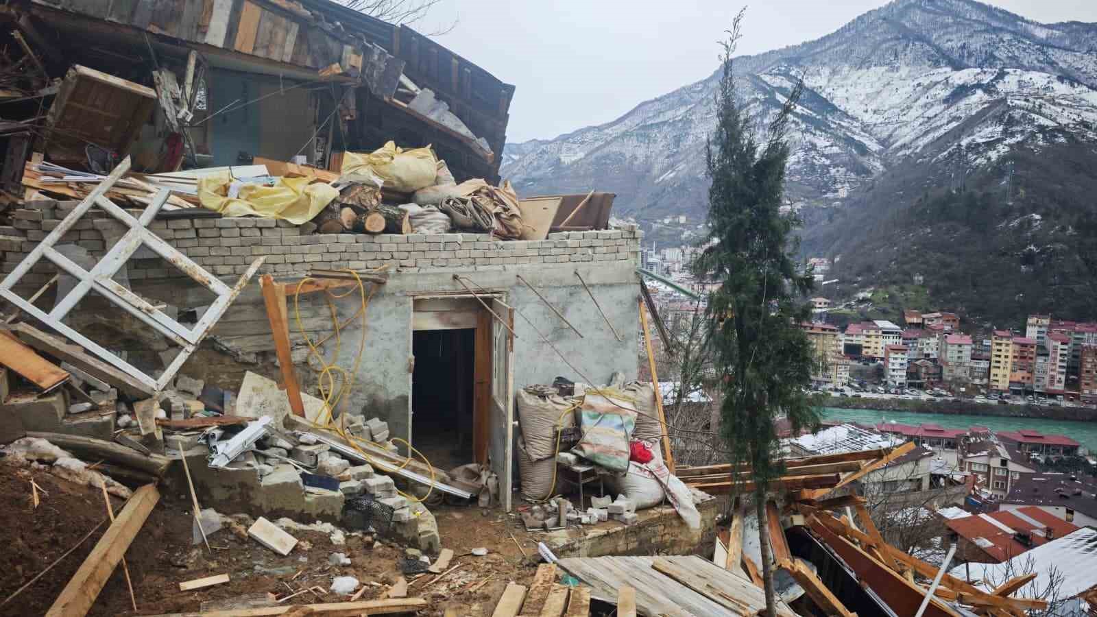 Borçka’da kar sonrası toprak kayması yaşandı

