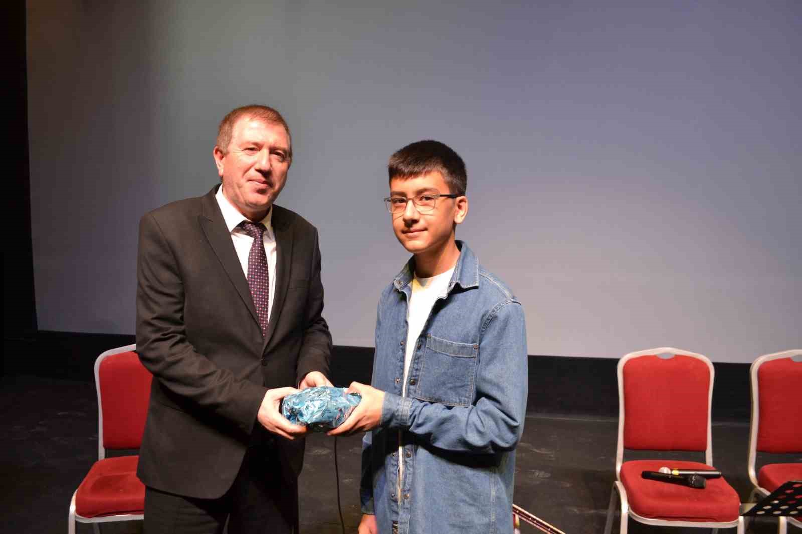 Bor’da ‘İyileştiren Kütüphane’ temasıyla Kütüphane Haftası kutlandı
Bor’da ‘İyileştiren Kütüphane’ temasıyla Kütüphane Haftası kutlandı