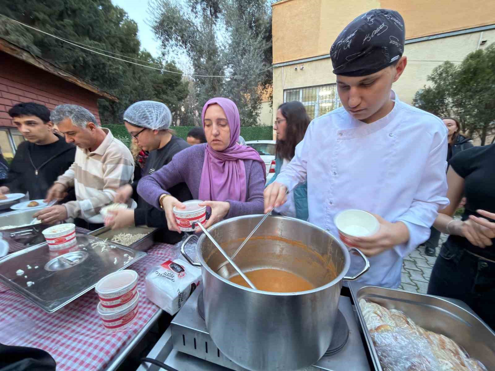 Bornova MTAL’de geleneksel iftar sofrası kuruldu
