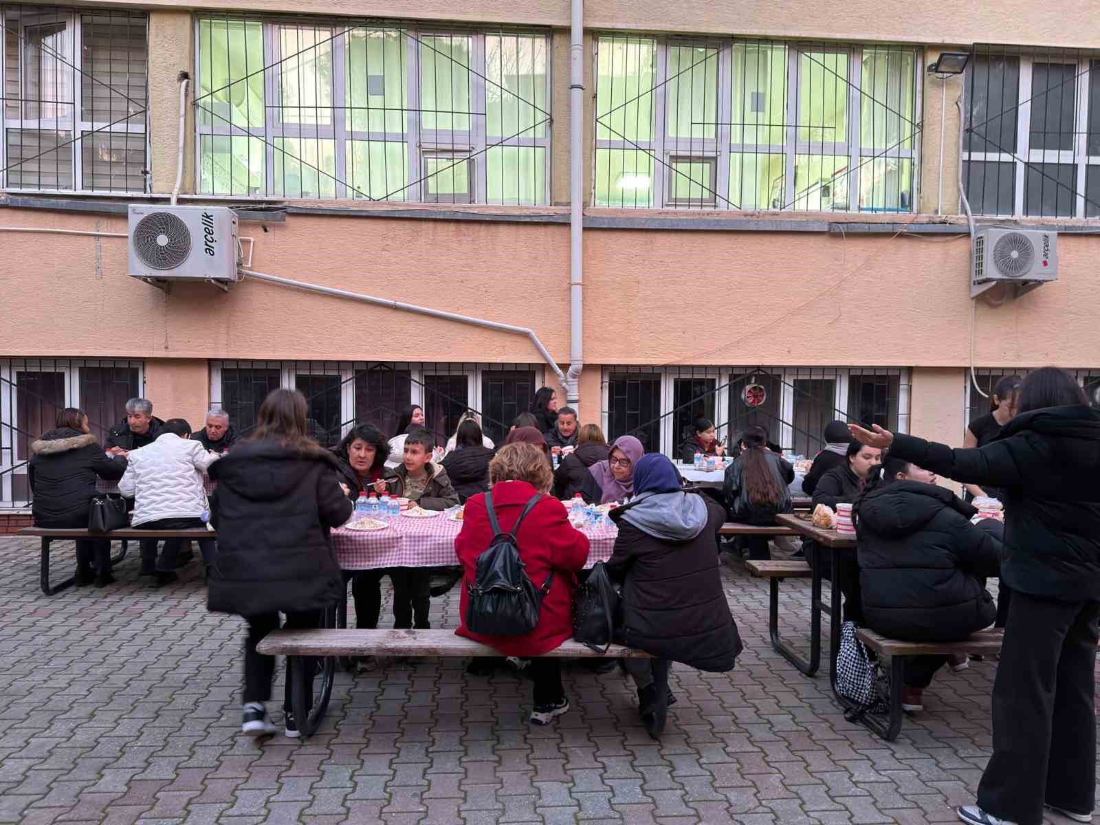 Bornova MTAL’de geleneksel iftar sofrası kuruldu
