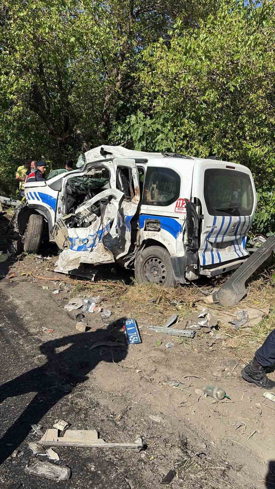 Bornova’da freni patlayan tır karşı şeride geçti: Ölü ve yaralılar var
