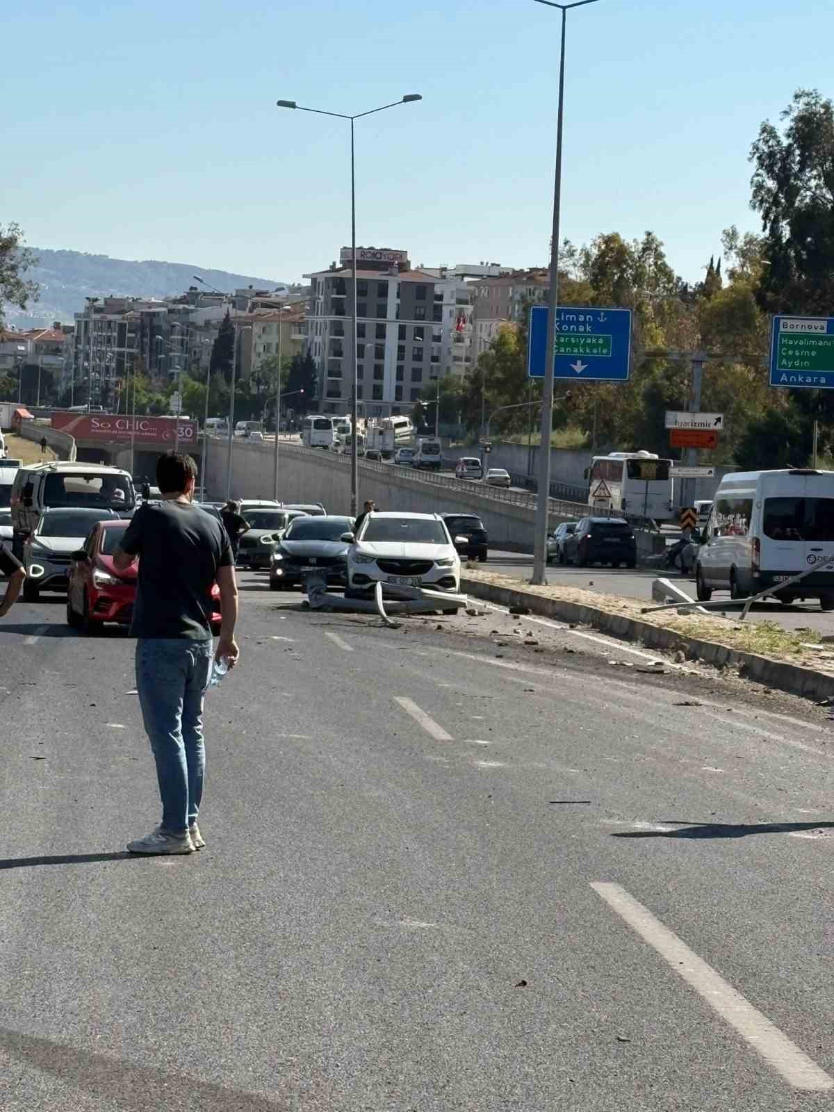 Bornova’da freni patlayan tır karşı şeride geçti: Ölü ve yaralılar var

