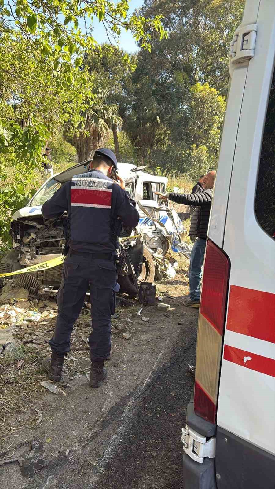 Bornova’da freni patlayan tır karşı şeride geçti: Ölü ve yaralılar var
