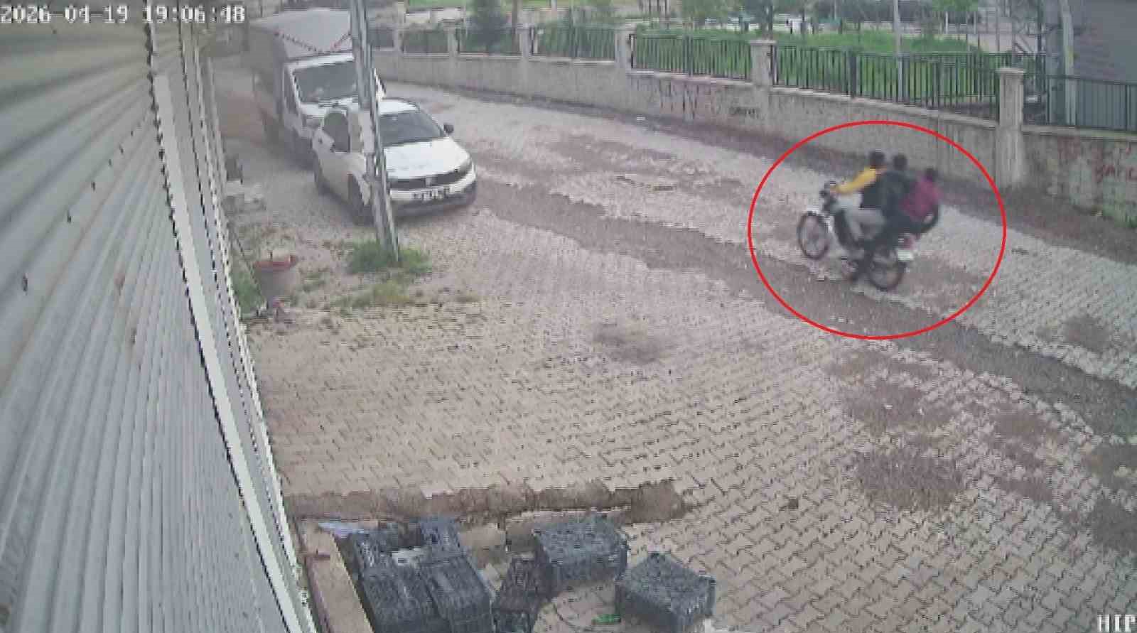 Boş arazide defalarca silahla ateş ederek vatandaşları korkutan çocuk öğrenci çıktı
