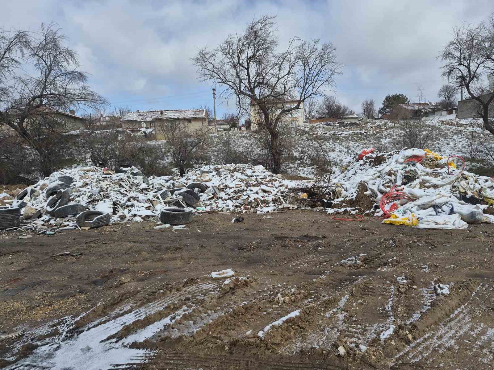 Boş araziye bırakılan atıklar tepeler oluşturdu

