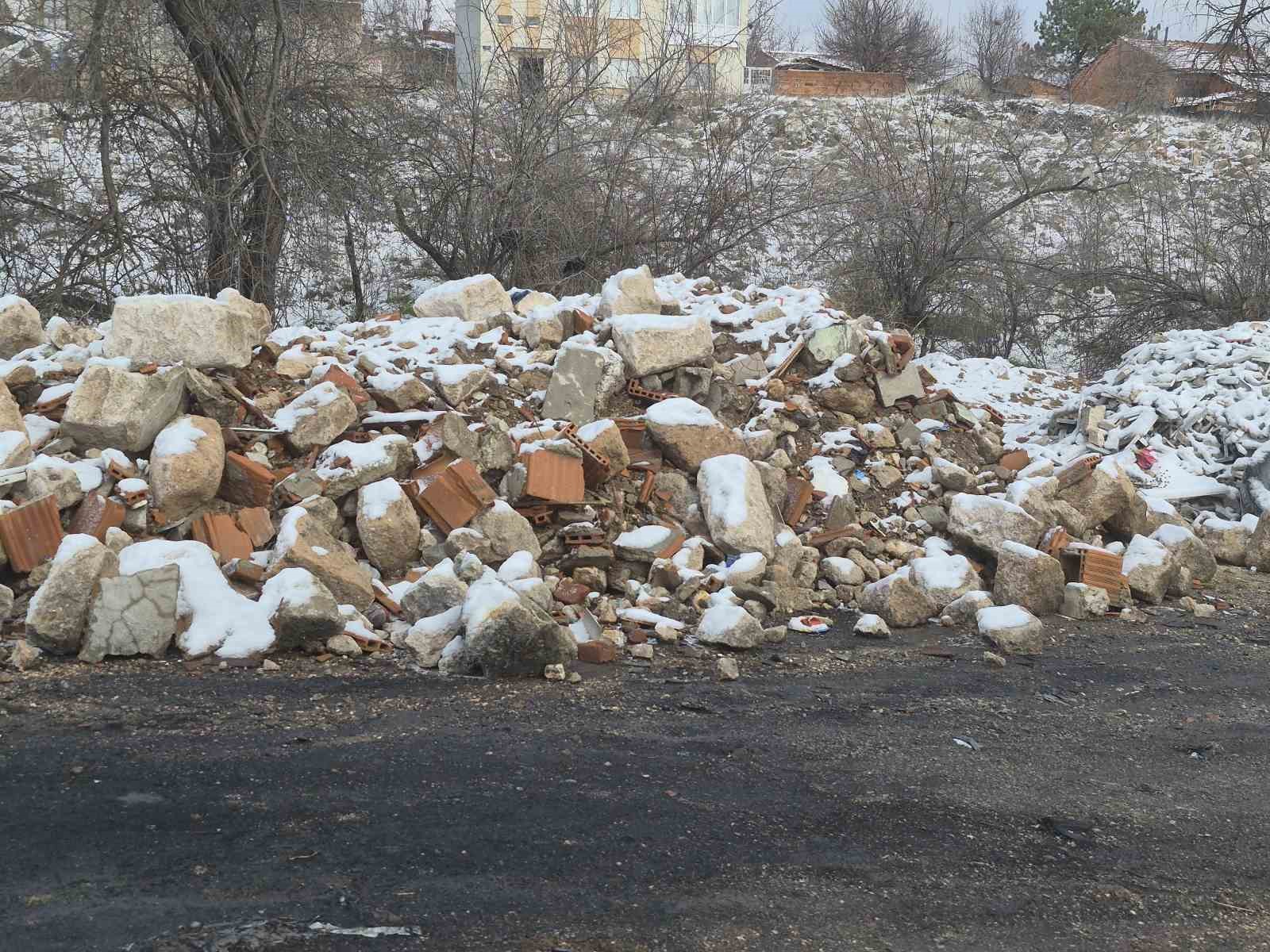 Boş araziye bırakılan atıklar tepeler oluşturdu

