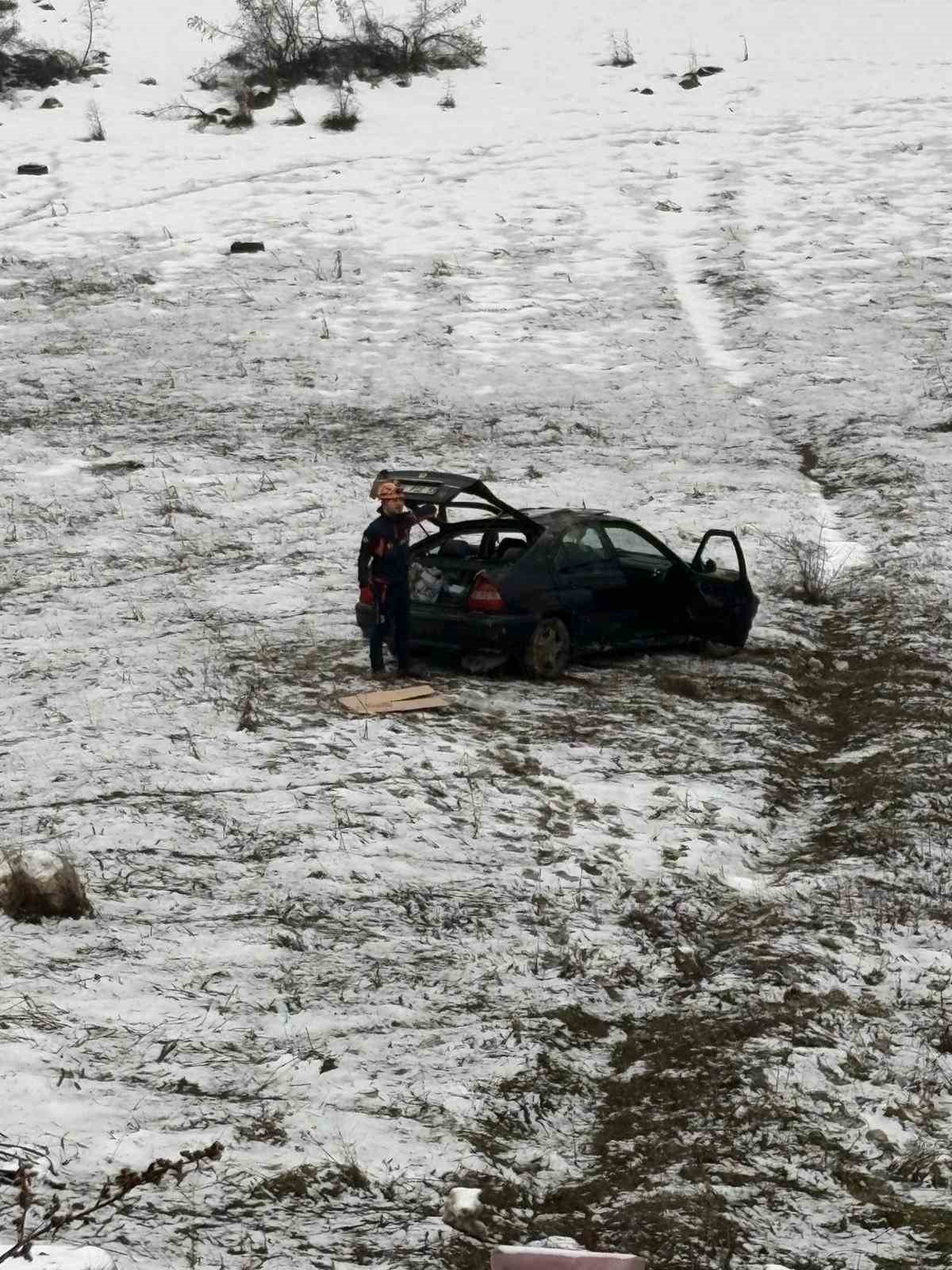 Boş araziye uçan otomobilin sürücüsü yaralandı
