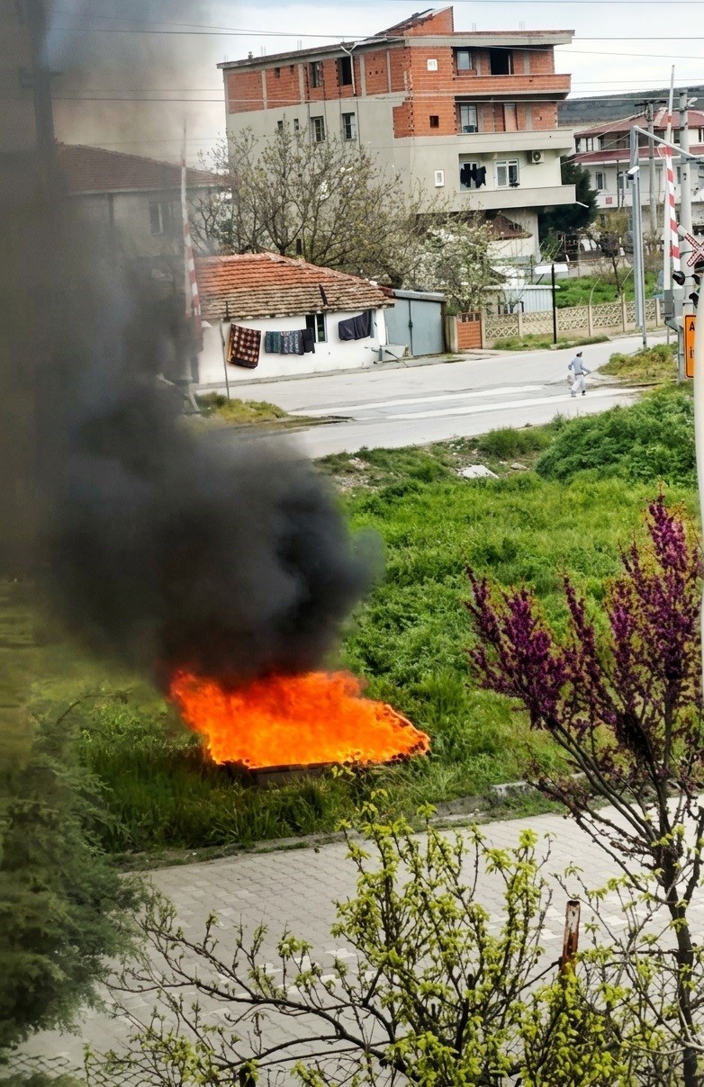 Boş arsada yakılan koltuklar paniğe yol açtı
