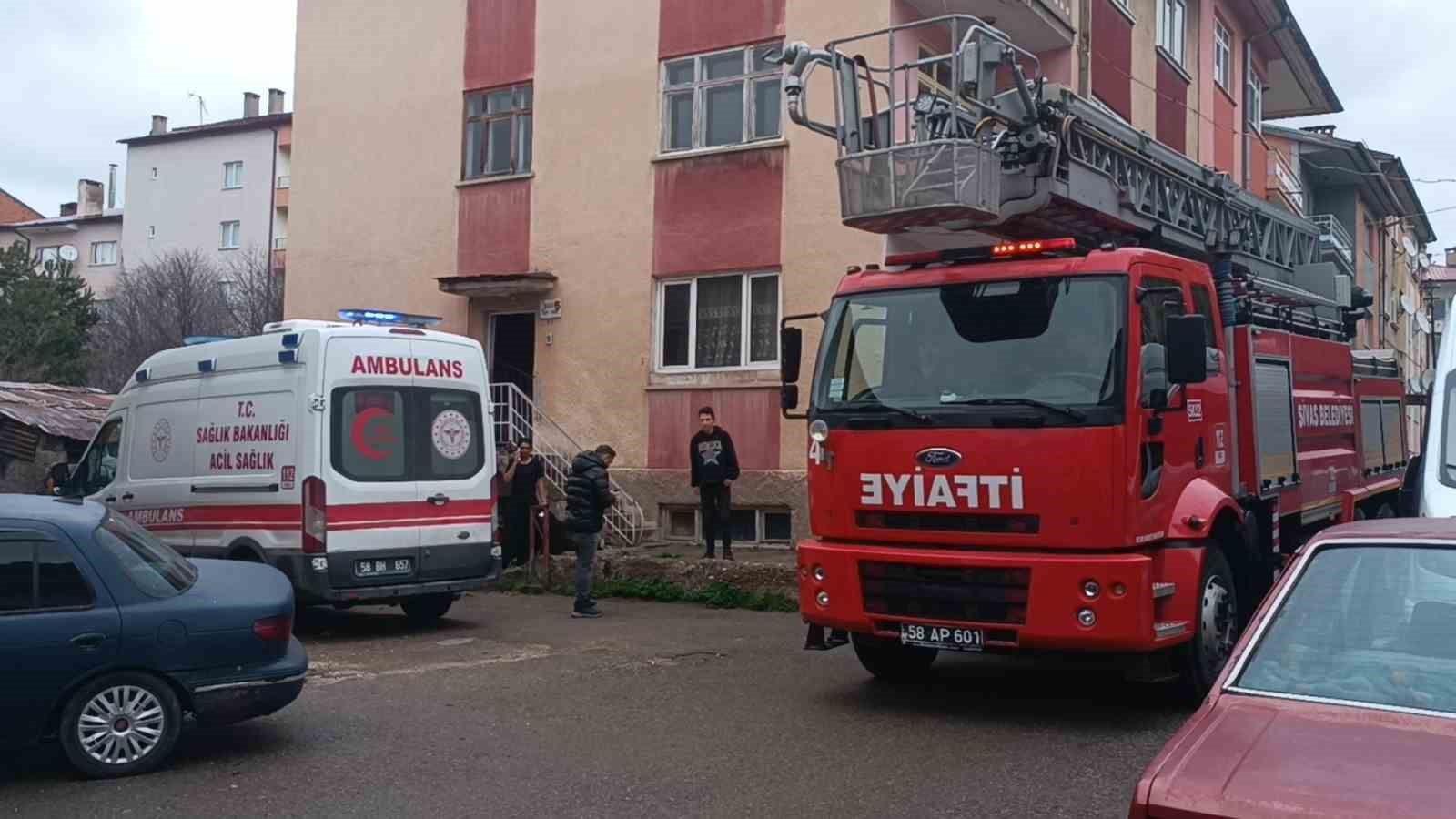 Boşanma aşamasında olduğu eşini dört yerinden bıçaklayıp eve kilitledi
