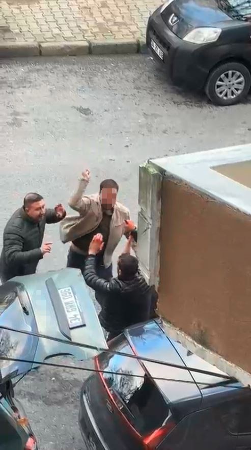 Boşanma aşamasında olduğu eşinin sevgilisine sokakta bıçakla saldırdı
