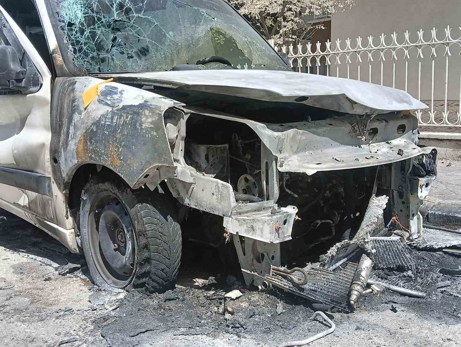 Boşanma aşamasındaki eşi tarafından evi kurşunlandı, aracı yakıldı
