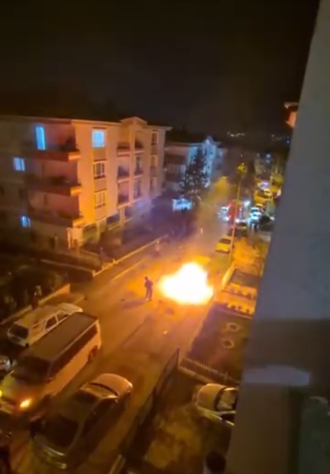 Boşanma aşamasındaki eşi tarafından evi kurşunlandı, aracı yakıldı
