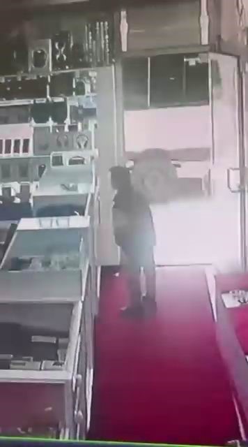 Böyle hırsızlık görülmedi: Masanın üstüne çıkıp vitrindeki telefonları alarak kaçtı
