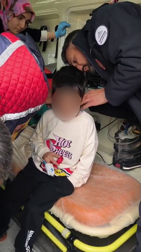 Boynuna plastik kelepçe geçiren çocuk kurtarıldı
