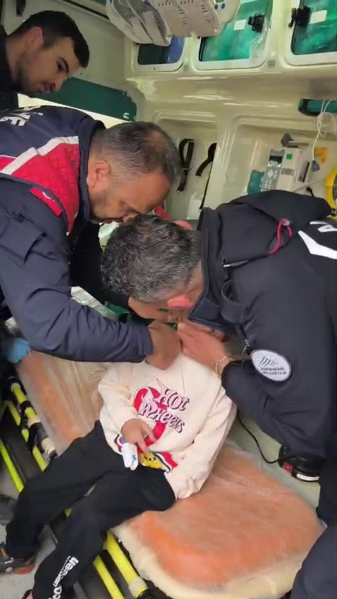 Boynuna plastik kelepçe geçiren çocuk kurtarıldı
