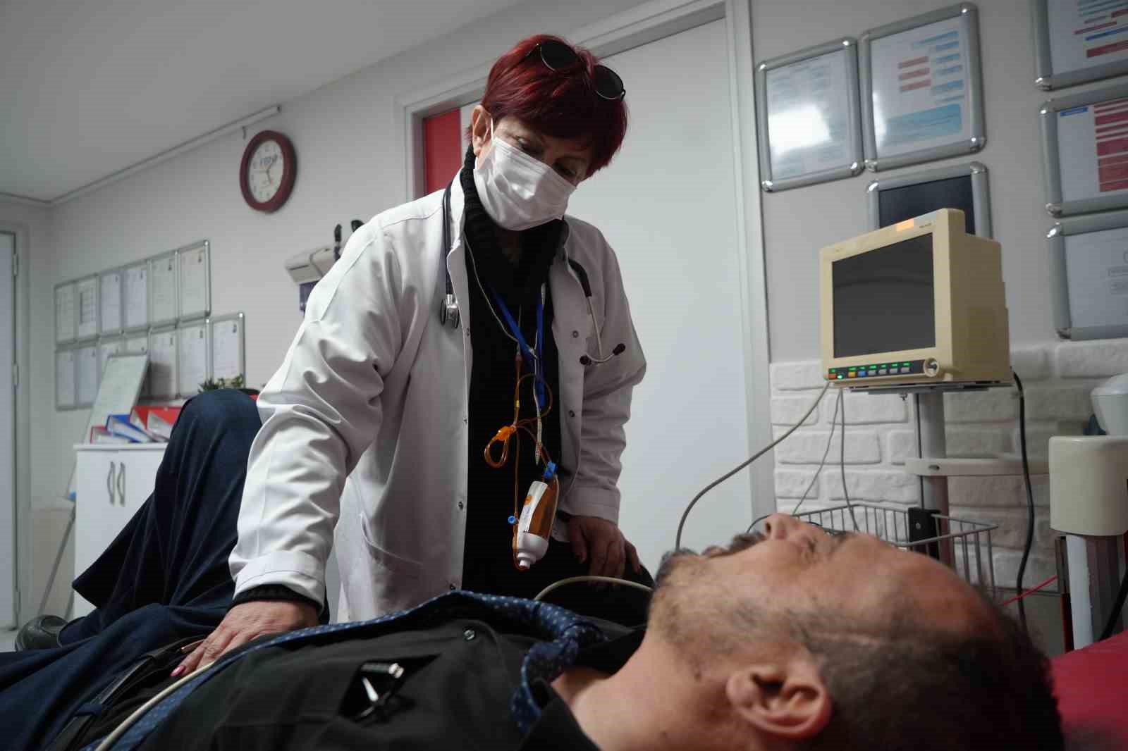 Boynunda kemoterapi, kalbinde meslek aşkı: İki farklı kanser ile mücadele eden hekimin sarsılmaz azmi
