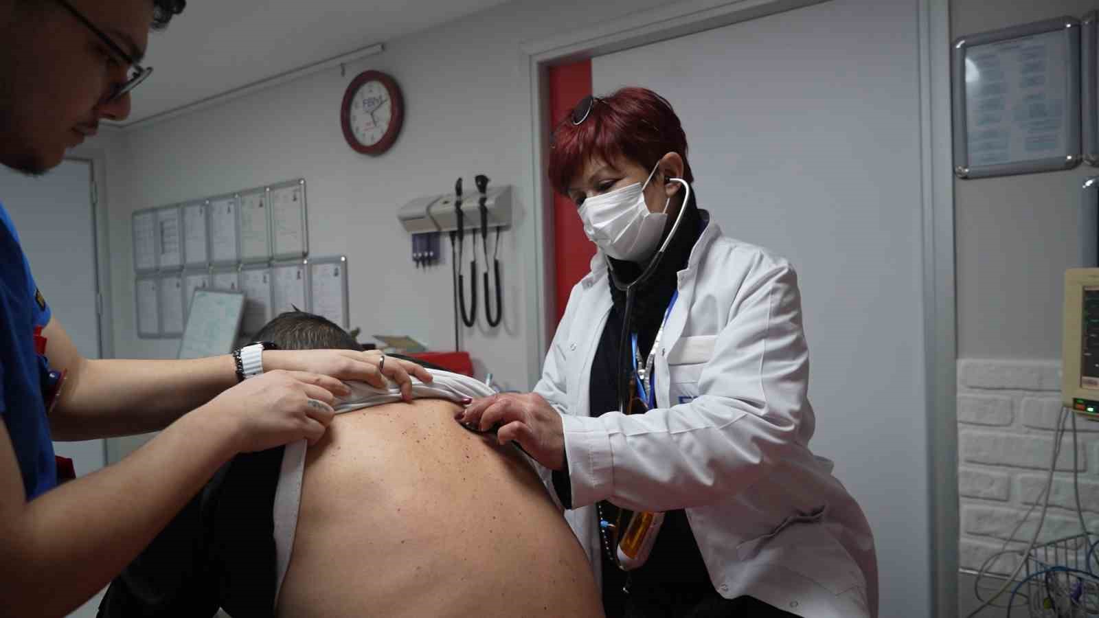 Boynunda kemoterapi, kalbinde meslek aşkı: İki farklı kanser ile mücadele eden hekimin sarsılmaz azmi
