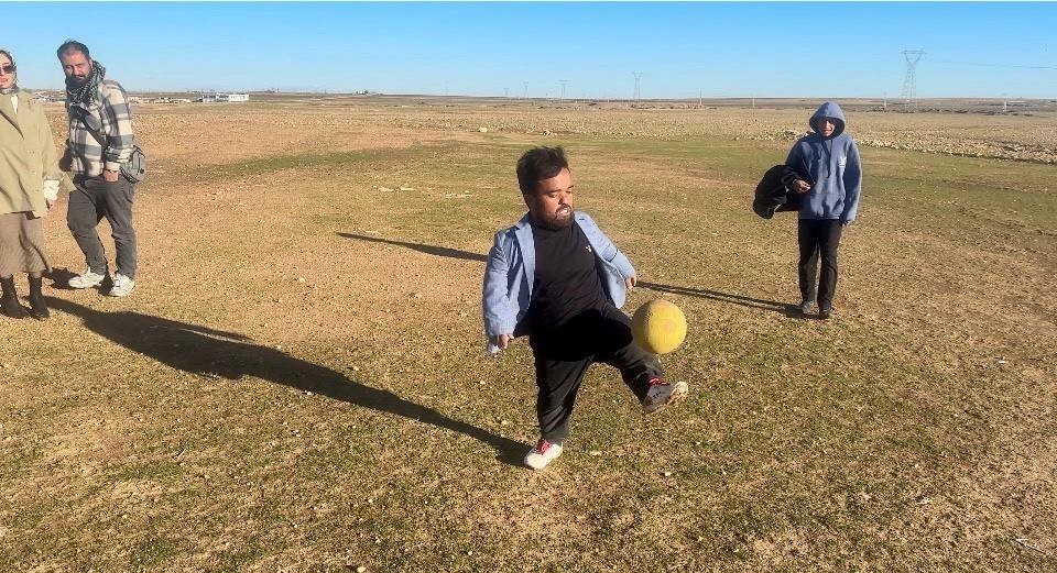 Boyu kısa ama yeteneği büyük: Mesafe tanımadan futbol topuyla her hedefi tutturuyor
Boyu kısa ama yeteneği büyük: Mesafe tanımadan futbol topuyla her hedefi tutturuyor