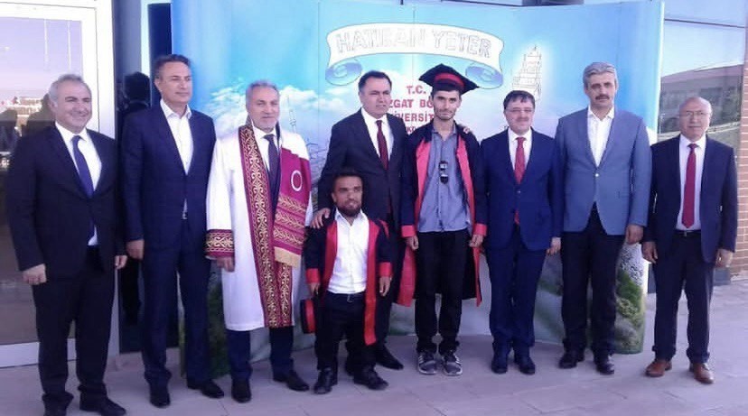 Boyu kısa ama yeteneği büyük: Mesafe tanımadan futbol topuyla her hedefi tutturuyor
Boyu kısa ama yeteneği büyük: Mesafe tanımadan futbol topuyla her hedefi tutturuyor