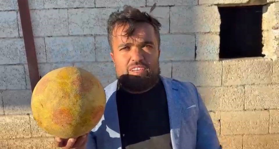 Boyu kısa ama yeteneği büyük: Mesafe tanımadan futbol topuyla her hedefi tutturuyor
Boyu kısa ama yeteneği büyük: Mesafe tanımadan futbol topuyla her hedefi tutturuyor